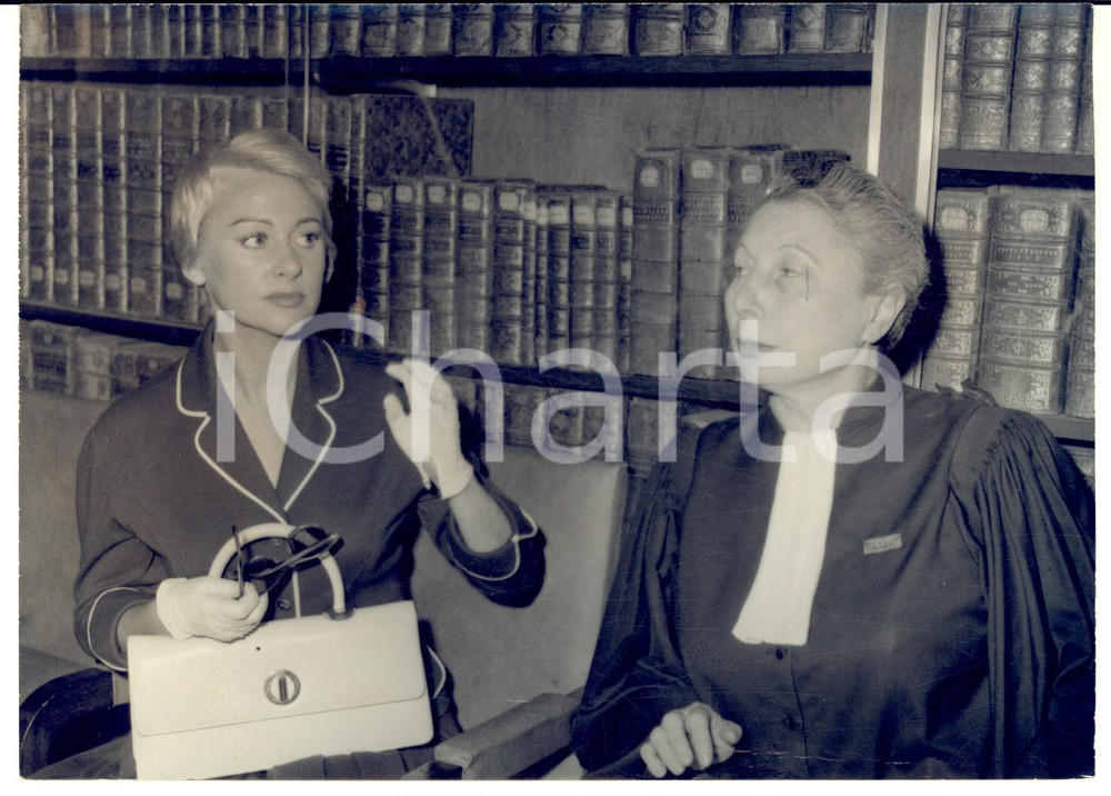 1958 PARIS Martine CAROL au Palais de Justice pour son divorce *Photo 18x13