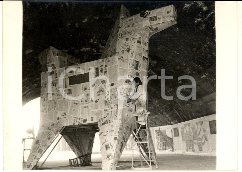 1963 PARIS Peintre grec NONDA travaille à son cheval de Troie *Photo 18x13