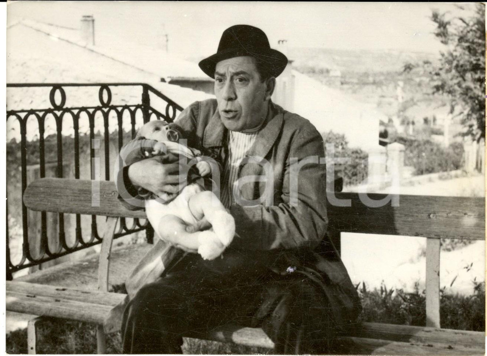 1957 SAINT-TROPEZ Film "Le chomeur de Clochemerle" - FERNANDEL con neonato *Foto