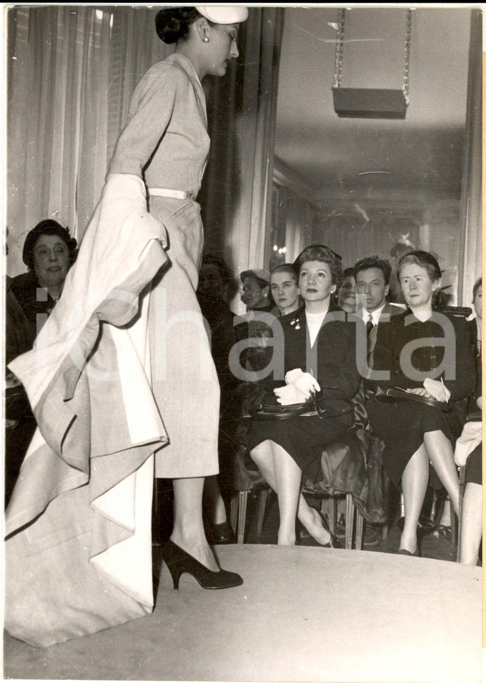 1954 PARIS Claudette COLBERT au défilé chez BALMAIN pour "Destinées" *Photo