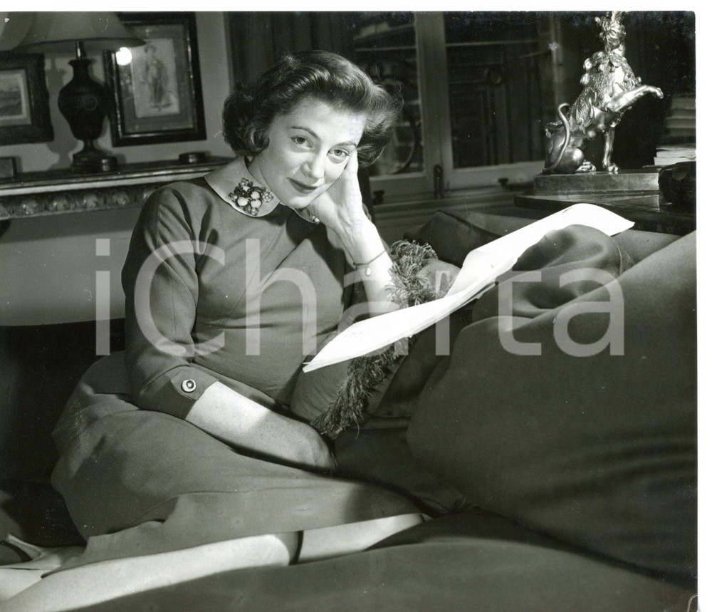 1957 LONDON Sarah CHURCHILL studying the script of "The heiress" *Photo 17x15