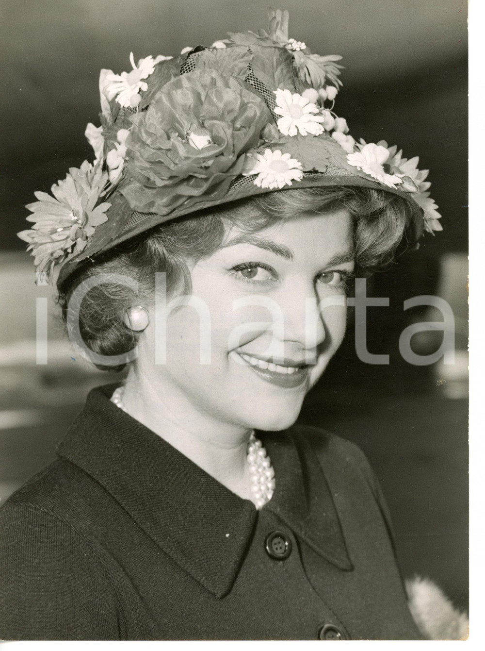 1958 LONDON Anne BAXTER wearing a hat with flowers *Photo 15x20 cm