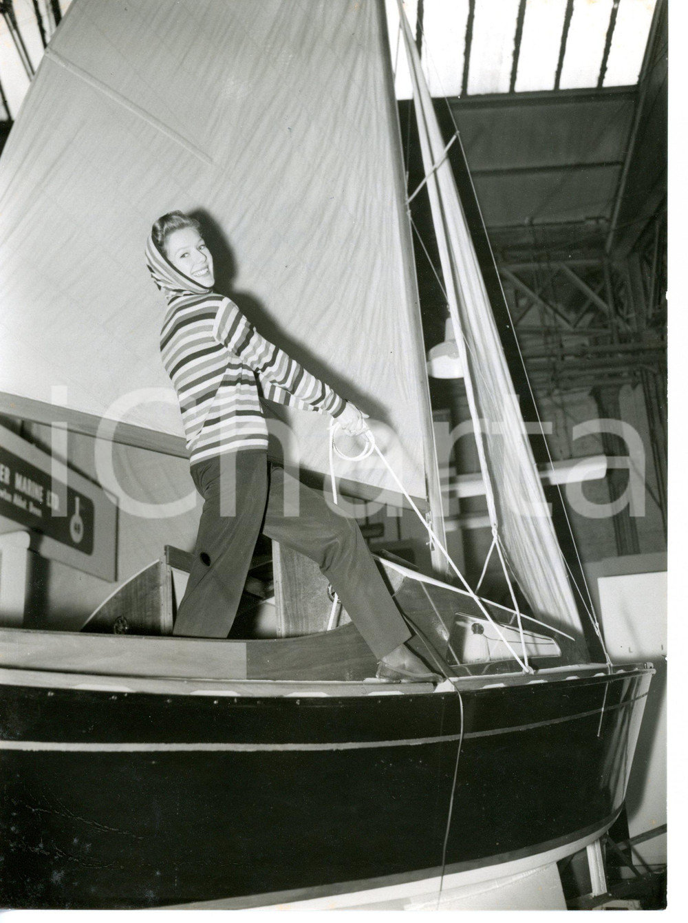 1957 LONDON National Boat Show - Susan BEAUMONT sailing aboard a Ballerina *Foto