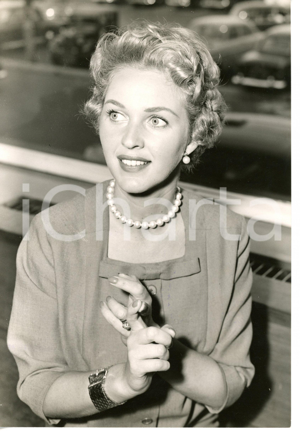 1958 LONDON AIRPORT Portrait of Katie BOYLE with a pearl necklace *Photo 15x20 