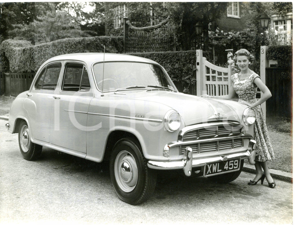1955 LONDON Susan BEAUMONT with a new MORRIS ISIS *Photo 20x15 cm