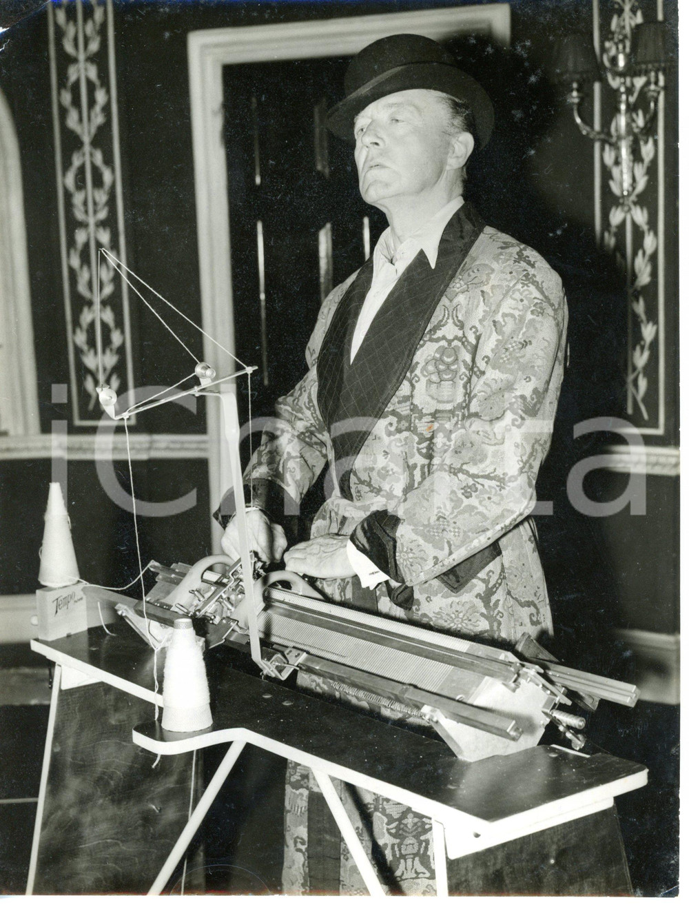1955 LONDON Savoy Theatre - Clive BROOK during rehearsal of "Clarembard" - Photo Fotografia d'epoca con didascalia coeva al verso. CONDIZIONI: FAIR (piegatura all'angolo superiore sinistro)FORMATO: 15x20 cm    originale e autentica 1