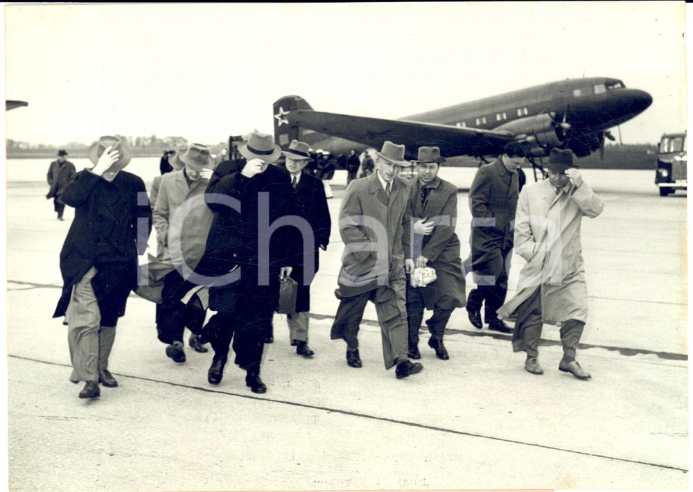 1954 Conferenza di GINEVRA - Arrivo della delegazione russa ^Foto 18x13 cm Fotografia d'epoca con didascalia coeva. CONDIZIONI: GFORMATO: 18x13 cm    originale e autentica 1