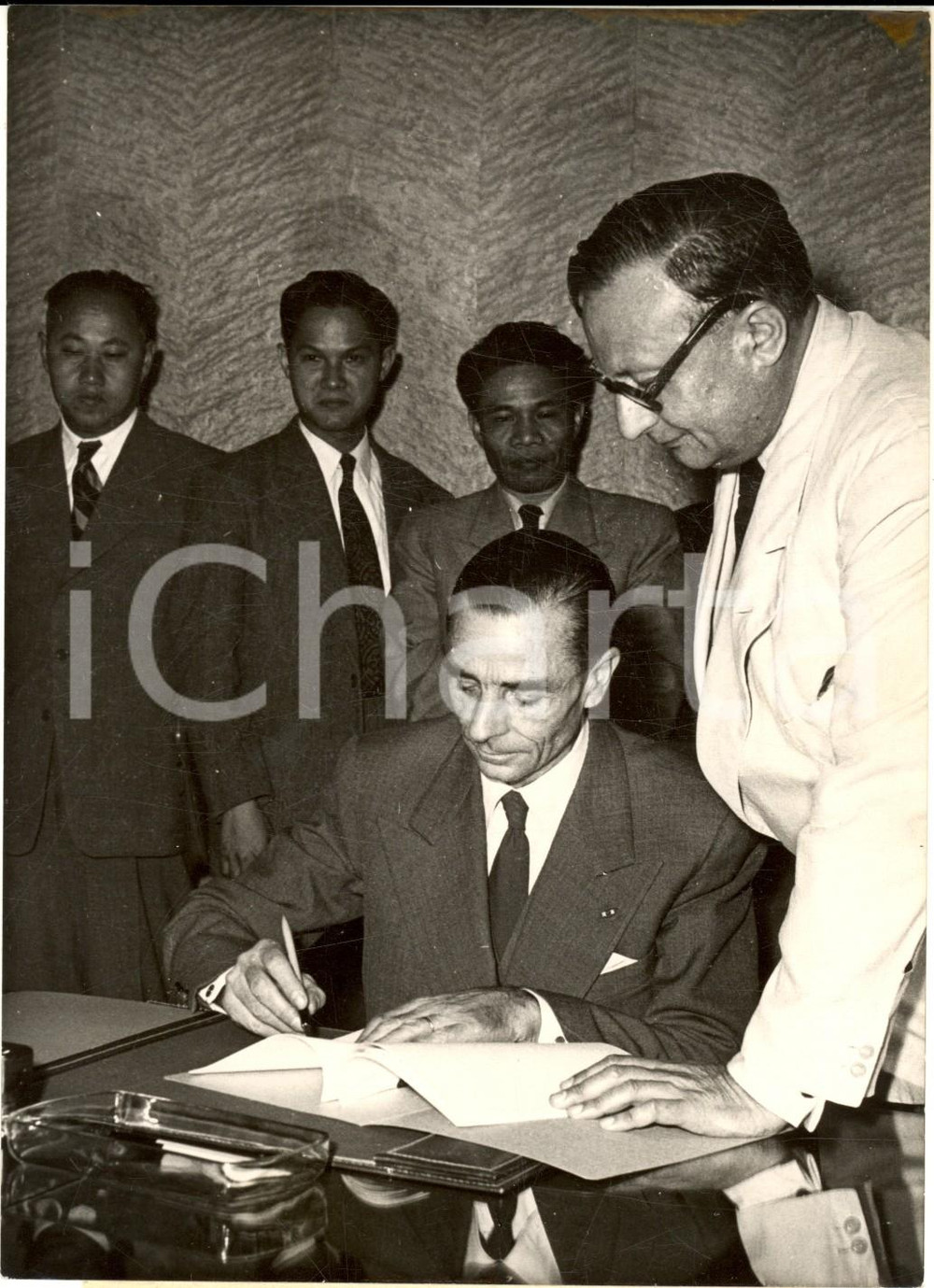 1954 Conferenza di GINEVRA Henri DELTHEIL firma il cessate il fuoco in Indocina