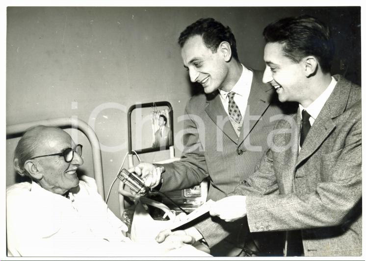 1958 TORINO Alberto COLLO riceve assegno della colletta organizzata da Ciak FOTO