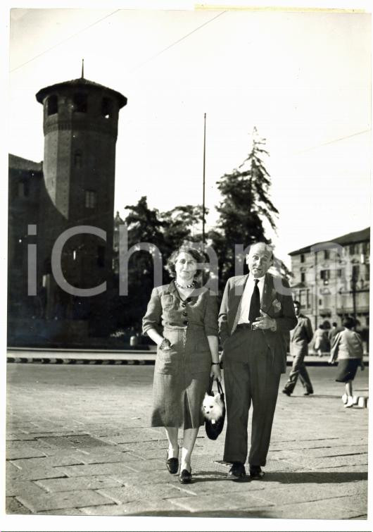 1955 ca TORINO Piazza Castello - Alberto COLLO a passeggio con la moglie *Foto