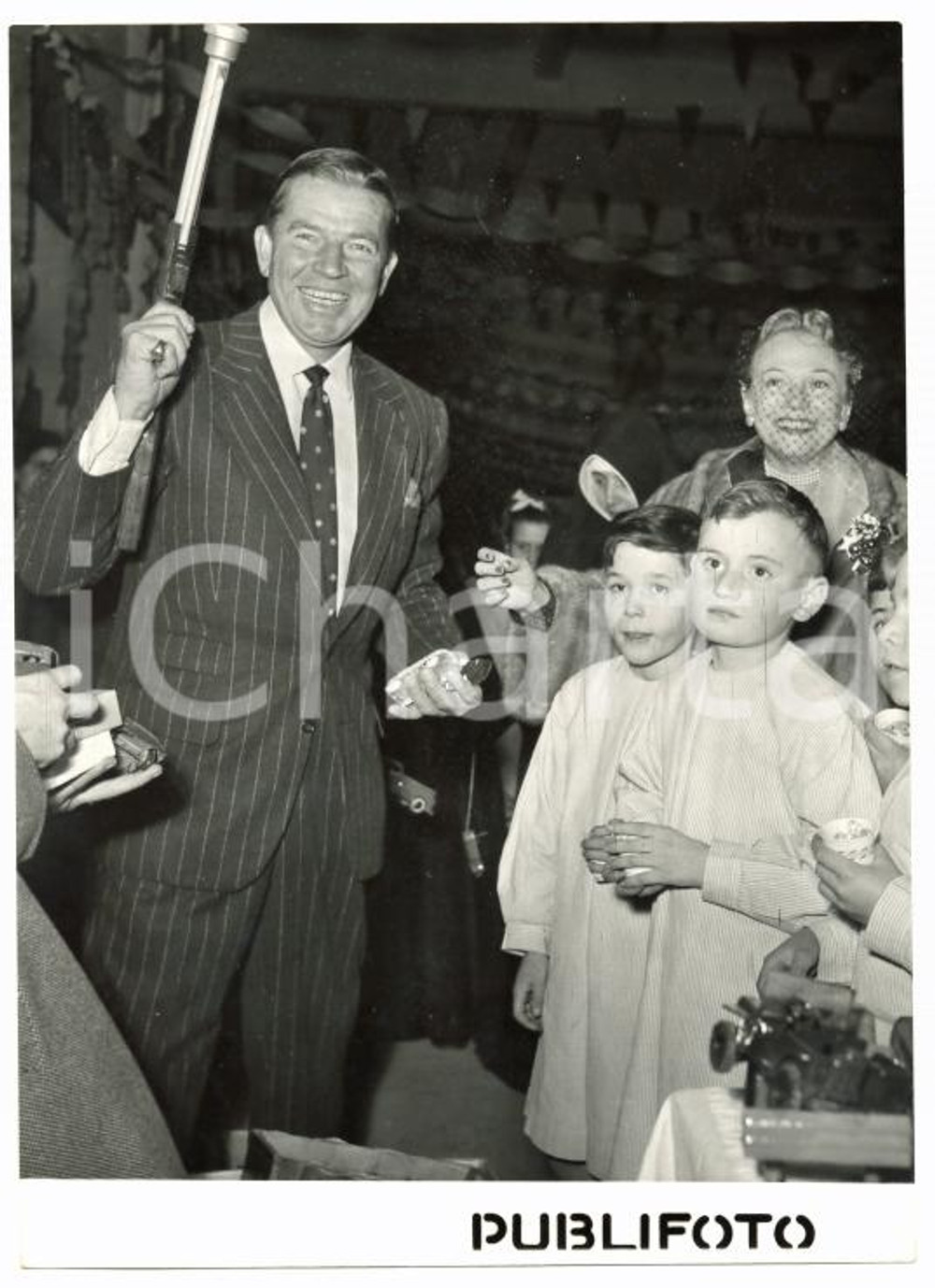 1954 ROMA Via Nomentana - Bruce CABOT distribuisce doni agli orfani *Foto 13x18