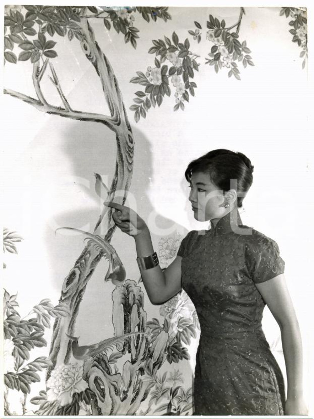 1958 LONDON Tasi CHIN charmed by chinese hand-painted wallpapers *Photo 15x20 cm