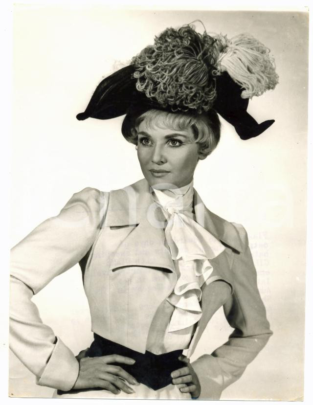 1957 CINEMA The admirable Crichton - Diane CILENTO in edwardian era costume Foto
