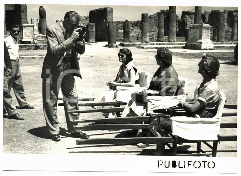 1953 POMPEI Gary COOPER fotografa moglie e figlia davanti a scavi archeologici