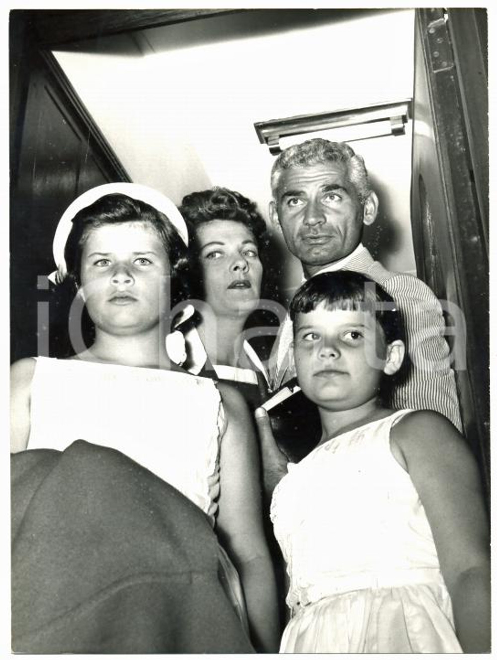 1957 ROMA Jeff CHANDLER in viaggio con la sua famiglia *Foto 13x18 cm