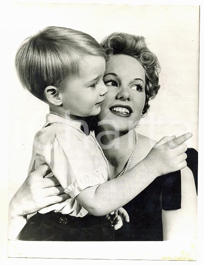 1957 CINEMA Peggy CUMMINS gives a birthday hug to her son David DUNNET *Photo
