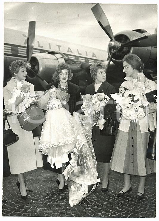 1957 ROMA Ginger CHRISTENSEN con le bambole che consegnerà alle bambine orfane
