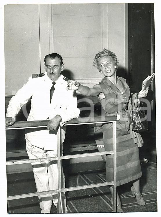 1954 GENOVA Laura CARLI espleta formalità doganali prima di partire per Brasile