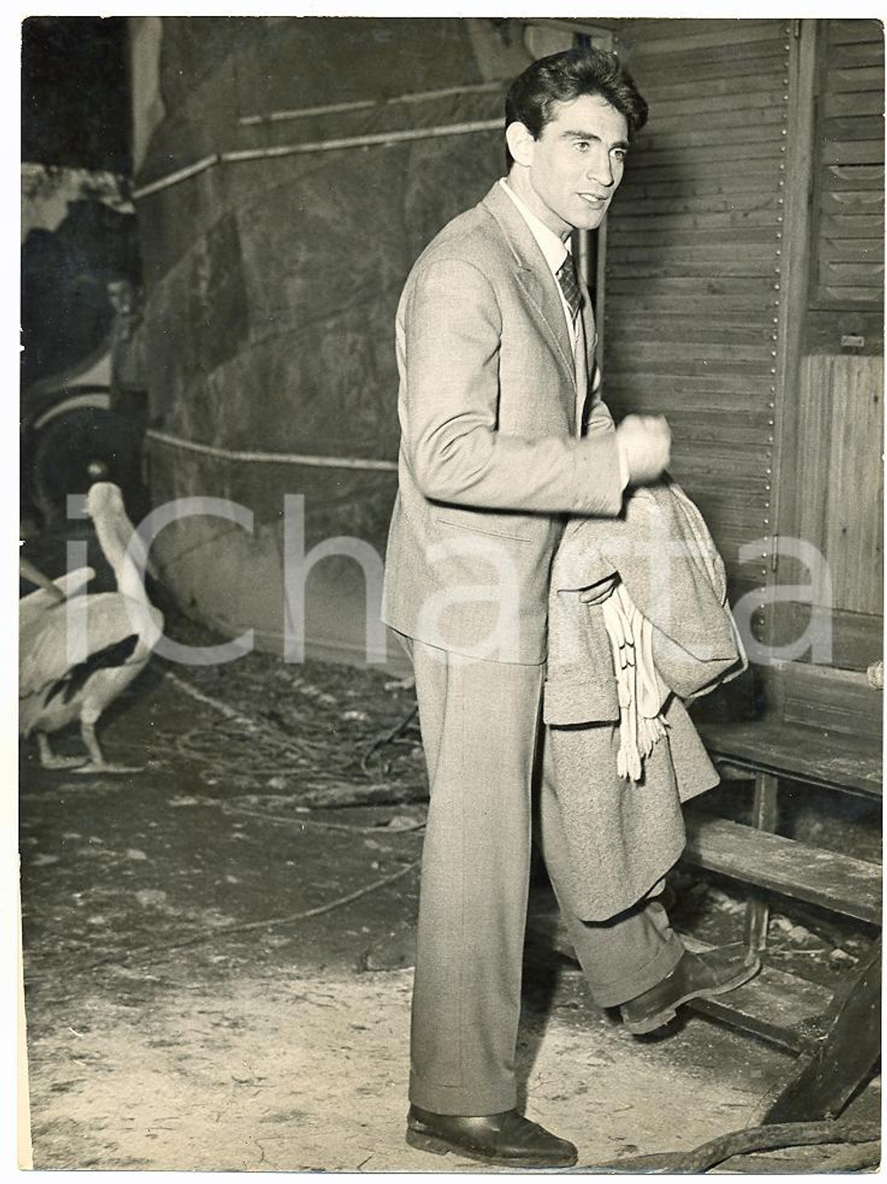 1955 ca CINEMA Walter CHIARI sale a bordo di una roulotte *Foto 18x24 cm