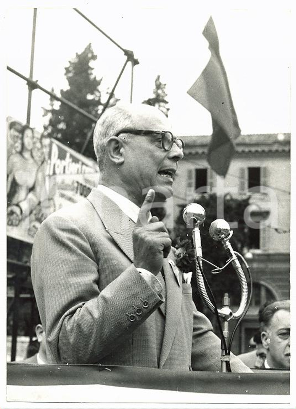 1957 ROMA - PRIMO MAGGIO Oreste LIZZADRI parla a lavoratori in Piazza del Popolo