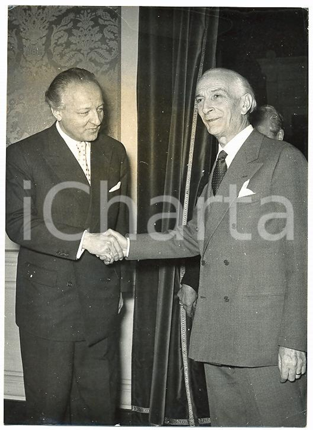 1957 ROMA - VIMINALE Antonio SEGNI stringe la mano a Hans FURLER Presidente CECA