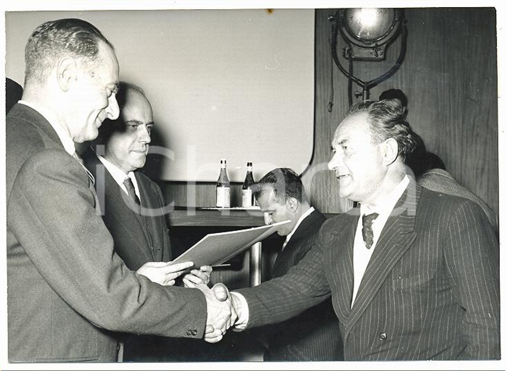 1960 SAN DONATO MILANESE Enrico MATTEI Giorgio BO premiano dipendente ENI *Foto