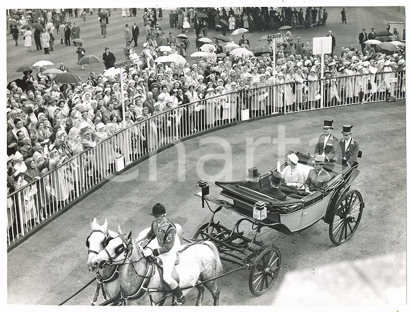 1960 ROYAL ASCOT Queen Elizabeth II waves to welcoming racegoers *Photo 20x15 cm
