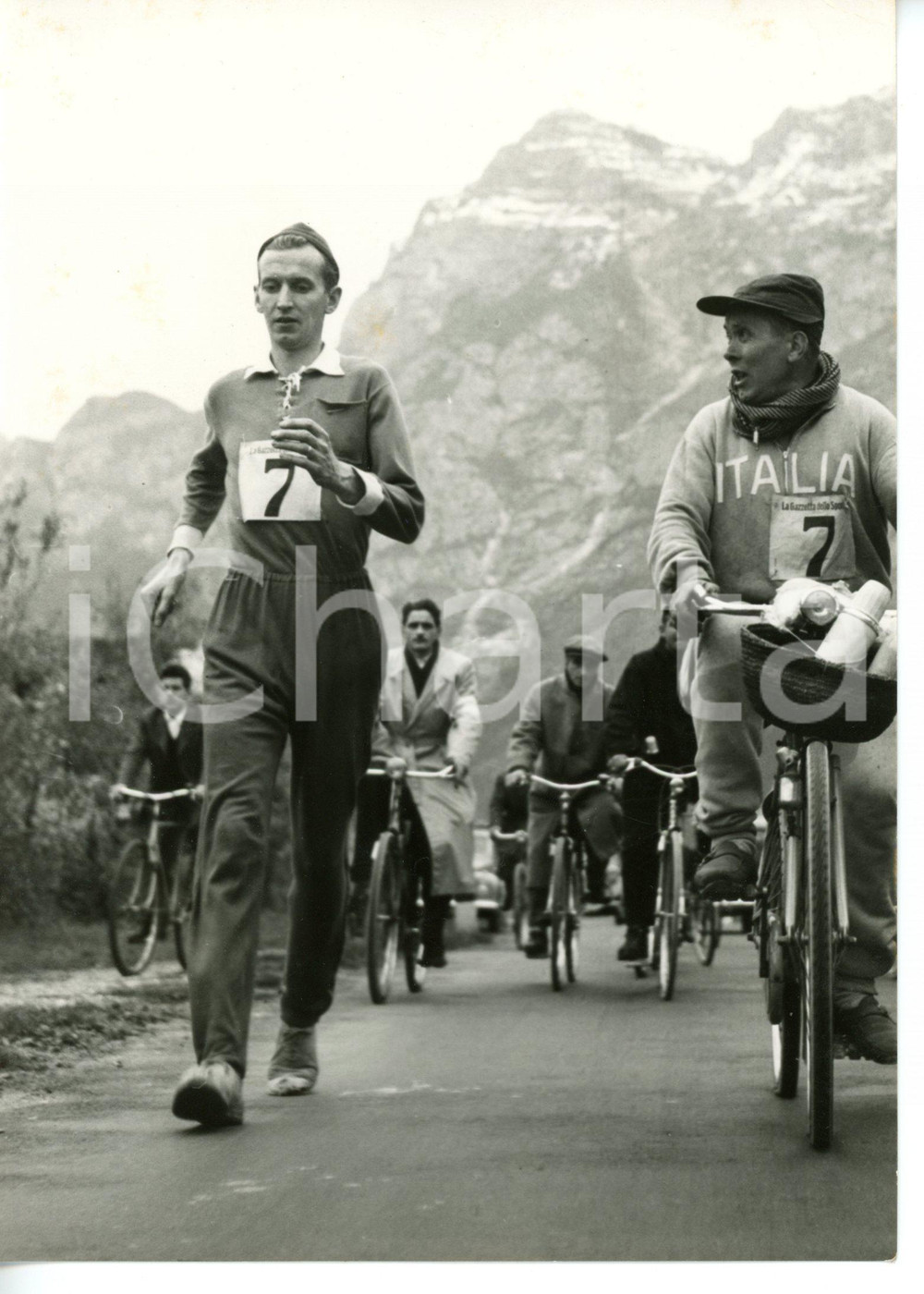 1956 RIVA DEL GARDA - 100 KM DI MARCIA Passaggio di John LJUNGGREN *Foto 13x18 Fotografia d'epoca con didascalia coeva al verso. CONDIZIONI: G (ma lievi sovraimpressioni e piccoli aloni)FORMATO: 13x18 cm    originale e autentica 1