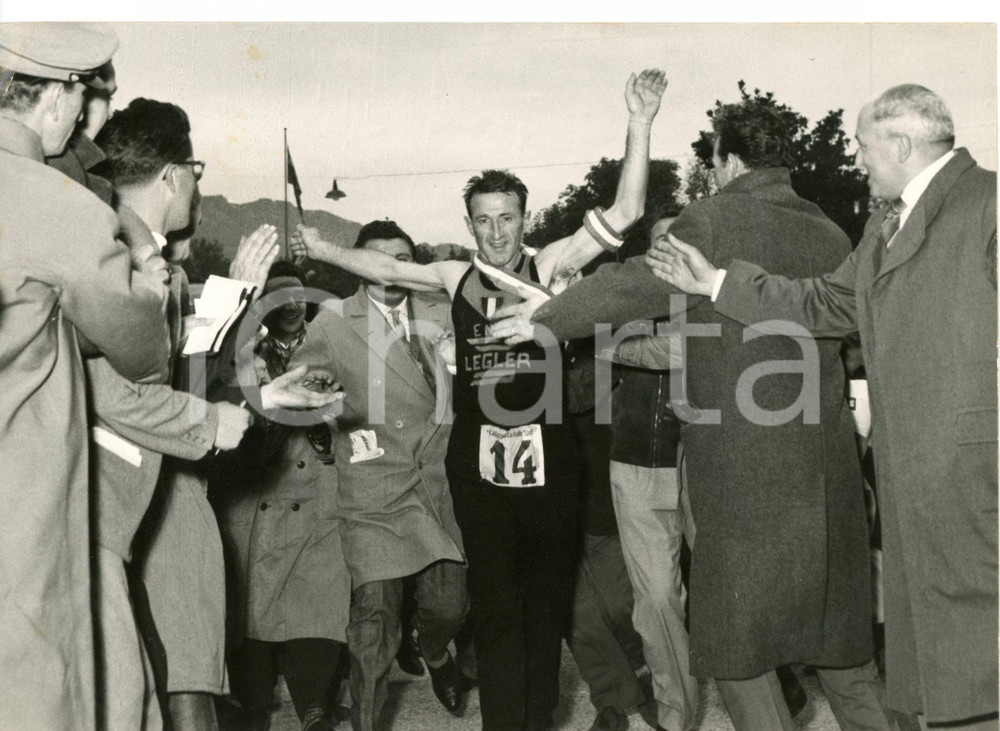 1956 RIVA DEL GARDA - 100 KM DI MARCIA Pietro ROTA applaudito all'arrivo *Foto