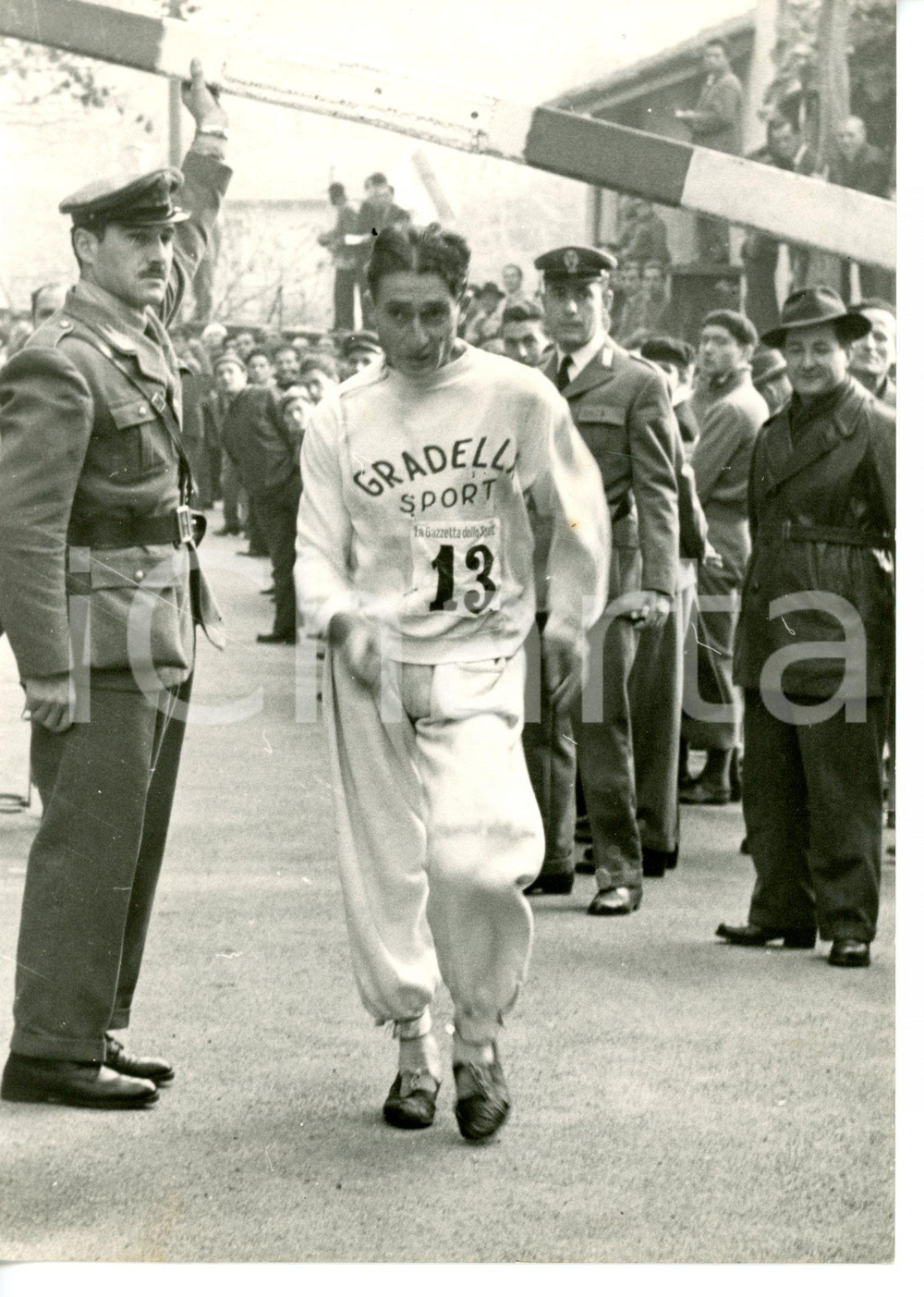 1953 100 KM DI MARCIA Il podista BALDASSARI passa la frontiera *Foto 13x18 cm
