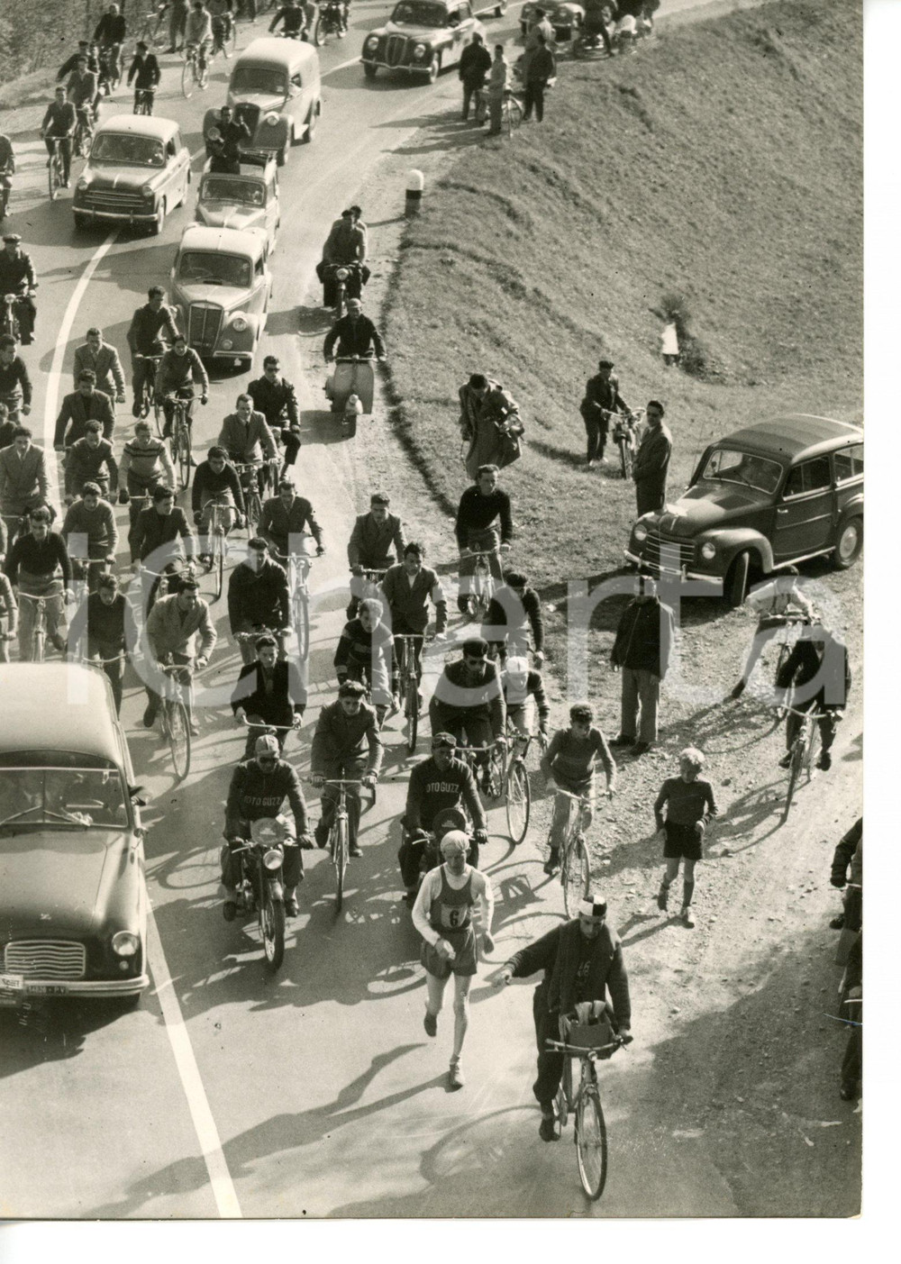 1954 LECCO - 100 KM DI MARCIA John LJUNGGREN verso il traguardo *Foto ARTISTICA