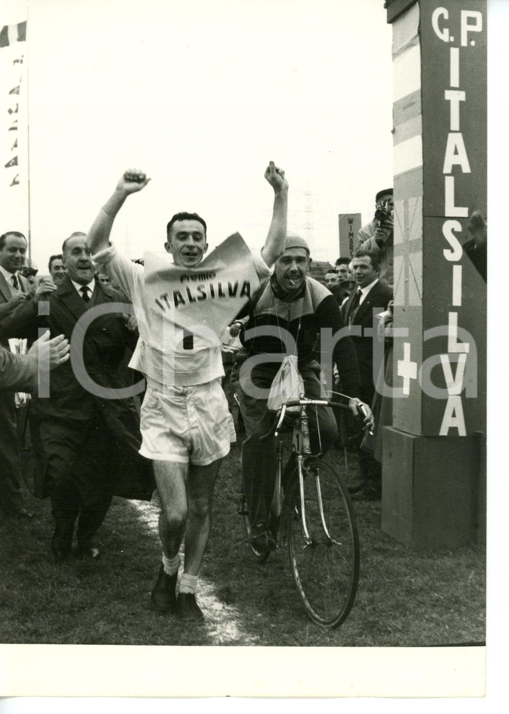 1958 SEREGNO - 100 KM DI MARCIA Il vincitore Ton MISSON all'arrivo *Foto 13x18