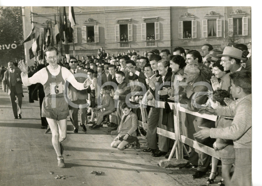 1955 ca 100 KM DI MARCIA Il vincitore John LJUNGGREN festeggiato all'arrivo 
