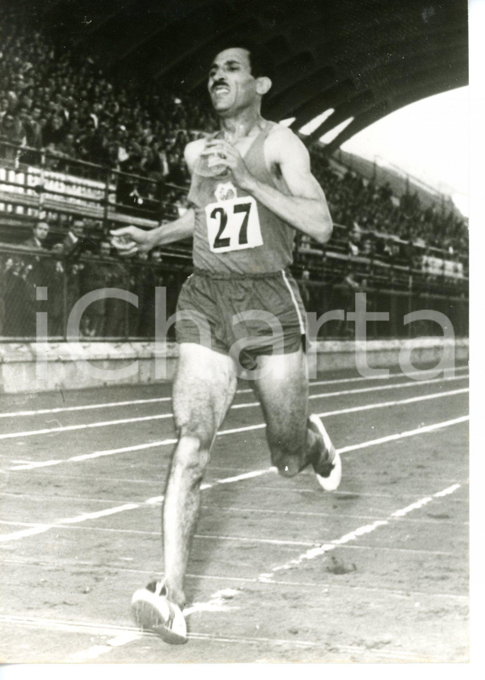 1956 MELBOURNE - OLIMPIADI 10000 metri piani - Arrivo del vincitore Alain MIMOUN