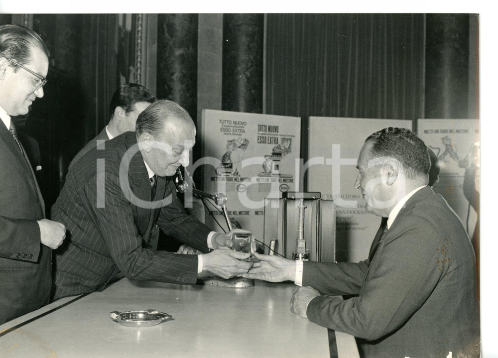 1966 MILANO Renato ANGIOLILLO consegna COLONNA ANTONINA D'ORO a funzionario ESSO