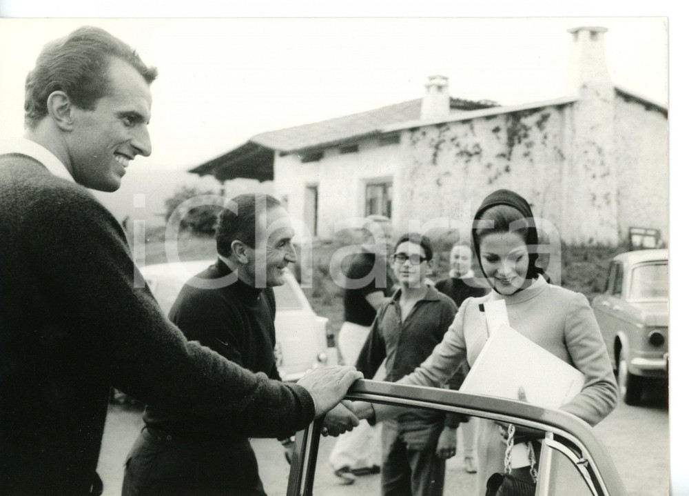 1965 ca PORTO ROTONDO Virna LISI in partenza dopo servizio fotografico *Foto