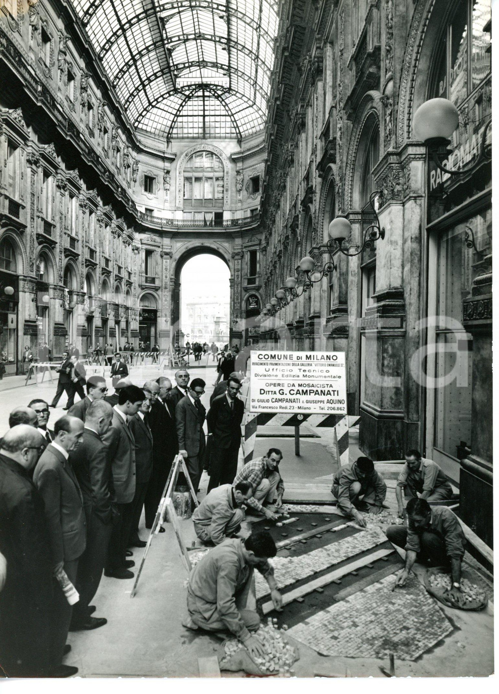 1966 MILANO Galleria Vittorio Emanuele II - Operai al lavoro *Foto ARTISTICA