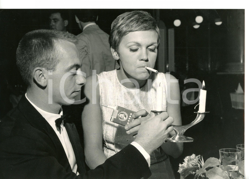 1966 ZAGABRIA Tonino ASCARI accende sigaretta alla madre Mietta TAVOLA *Foto