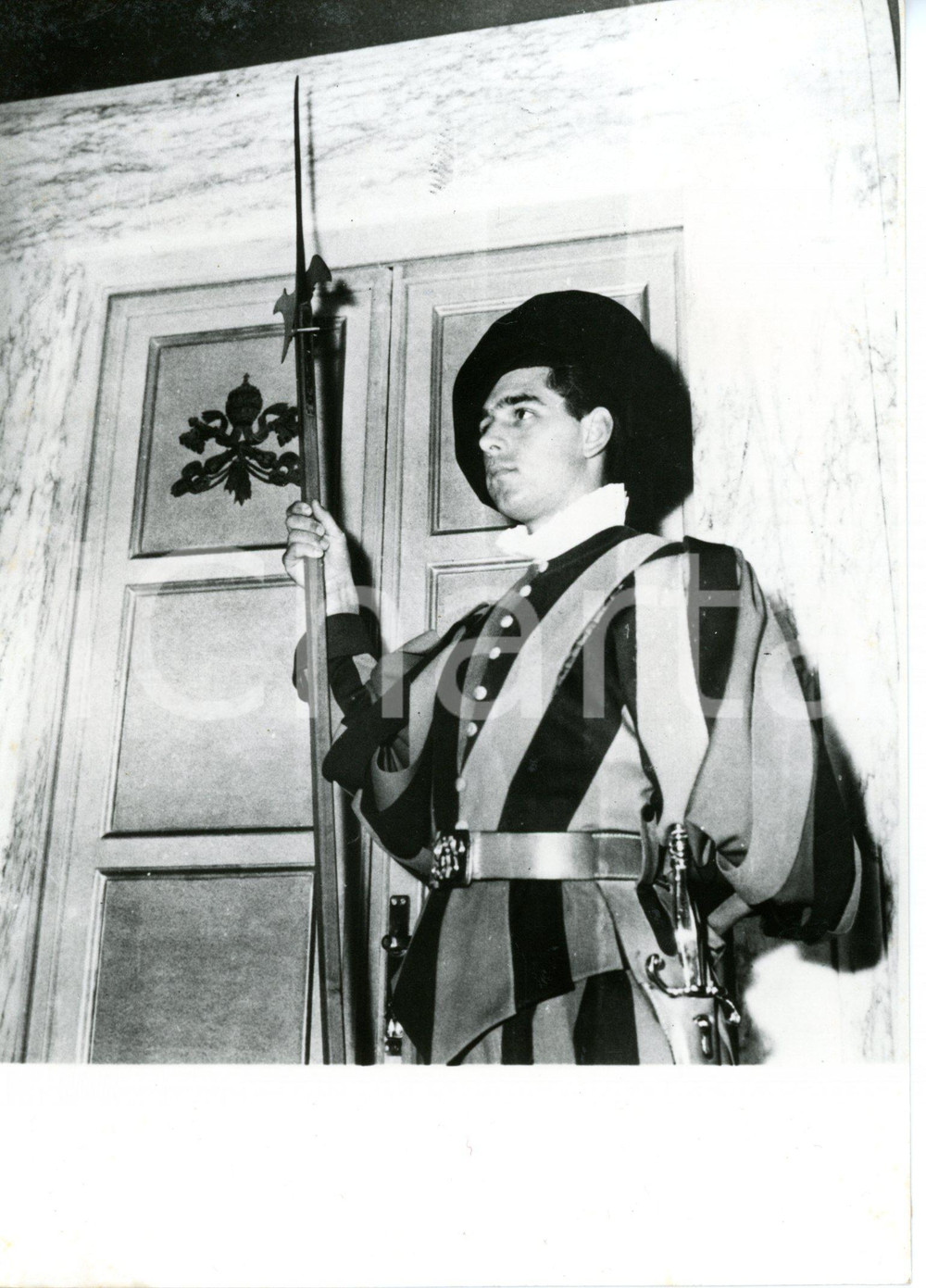 1958 CASTEL GANDOLFO Guardia Svizzera sorveglia porta di Papa PIO XII *Foto