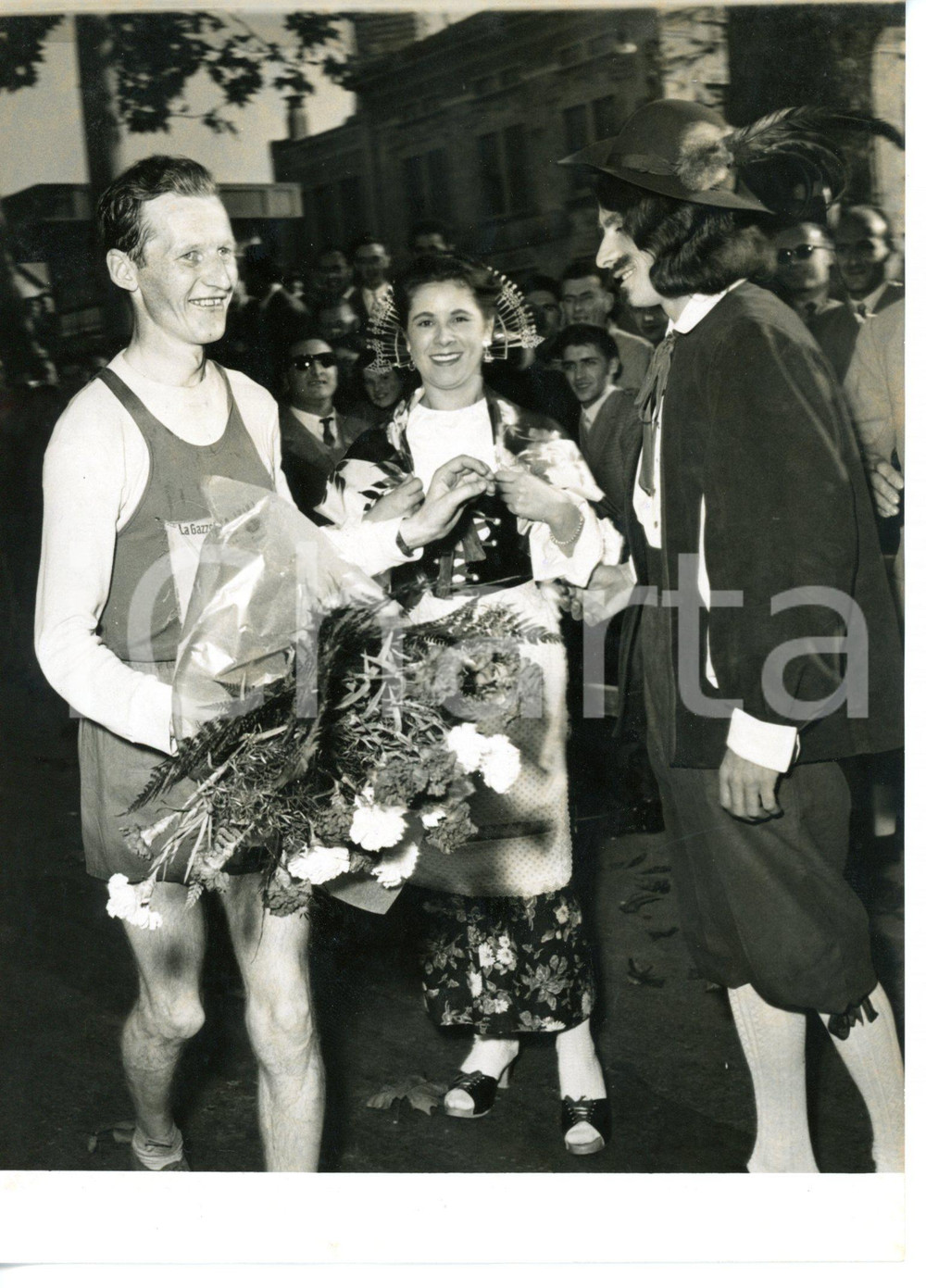 1954 LECCO - 100 KM DI MARCIA John LJUNGGREN riceve omaggio da "Renzo e Lucia"