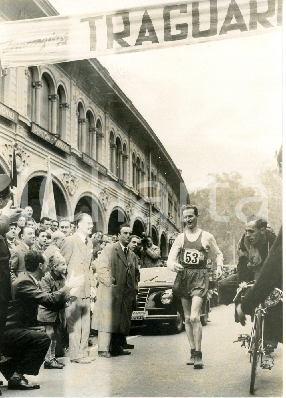 1953 100 KM DI MARCIA John LJUNGGREN acclamato dalla folla al traguardo *Foto