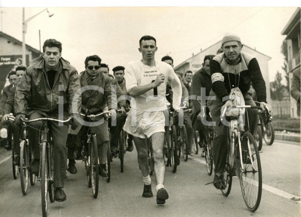 1958 100 KM DI MARCIA Ton MISSON in una fase della competizione *Foto 18x13 cm