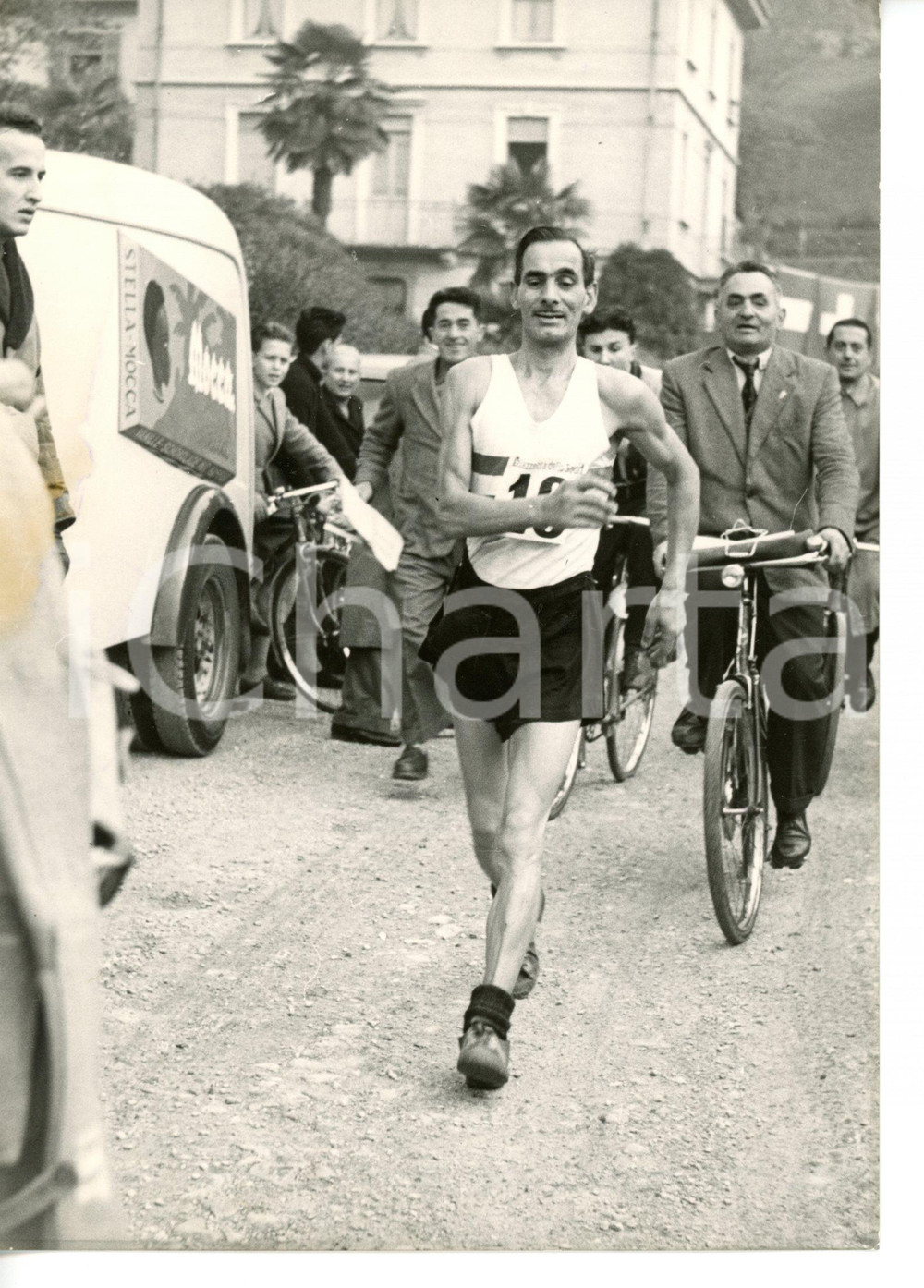 1953 COMO - 100 KM DI MARCIA Wilfred COWLEY al comando della gara *Foto 13x18 cm