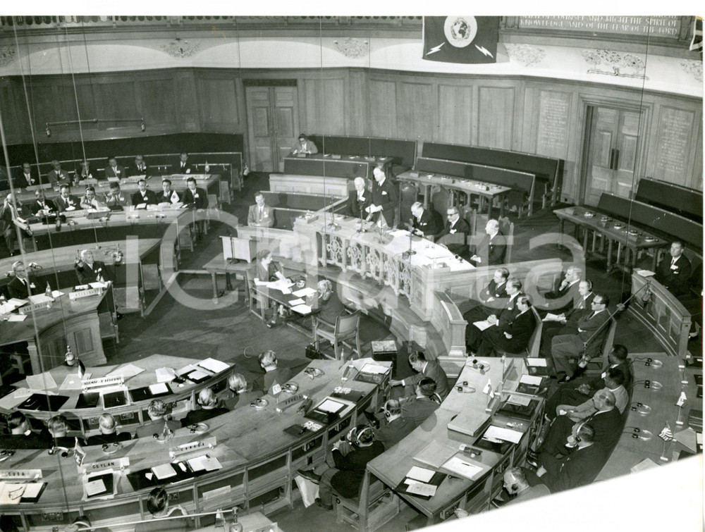 1958 LONDON 27th assembly of INTERPOL - Rab BUTLER making his speech *Photo 