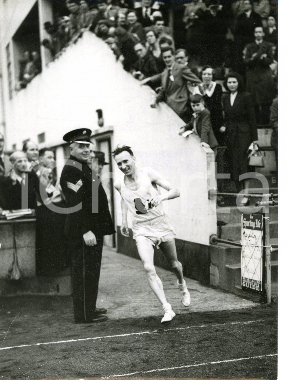 1953 LONDON Polytechnic Stadium - Jim PETERS winning London Marathon *Photo 