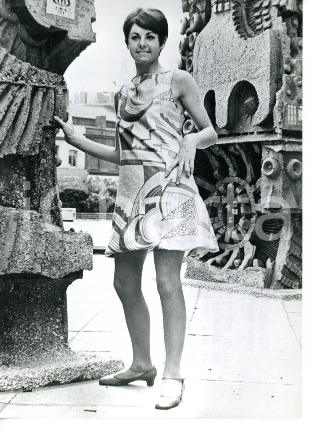 1965 ca SALFORD Studentessa inglese in miniabito *Foto 13x18 cm