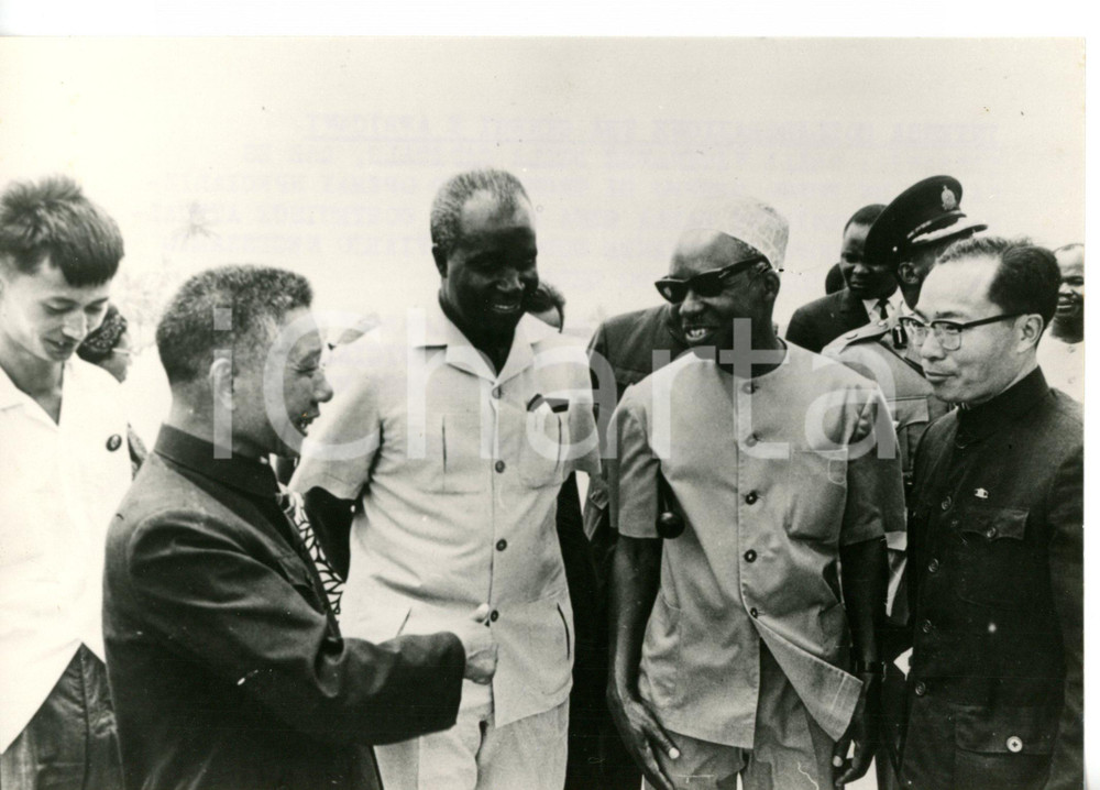 1970 DAR ES SALAAM (TANZANIA) Kenneth KAUNDA conversa con Julius NYERERE *Foto Fotografia d'epoca con didascalia coeva al verso. CONDIZIONI: G (ma timbro al verso lievemente sovraimpresso)FORMATO: 18x13 cm    originale e autentica 1