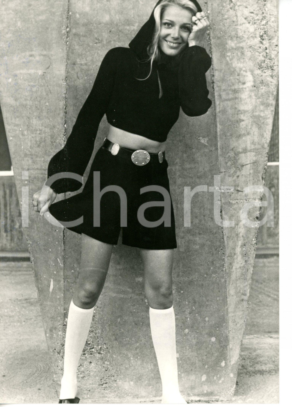 1970 LONDON Modella posa in shorts e calzettoni bianchi *Foto 13x18 cm