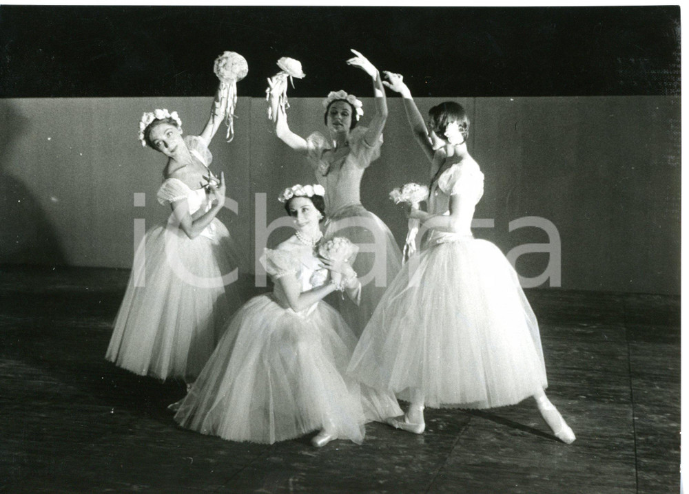 1957 GENOVA Festival del balletto di Nervi - Ballerine danzano sul palco *Foto Fotografia d'epoca con didascalia coeva al verso. CONDIZIONI: POOR (bassa qualit&agrave; e piccoli difetti di stampa; piegatura al margine inferiore)FORMATO: 18x13 cm    originale e autentica 1