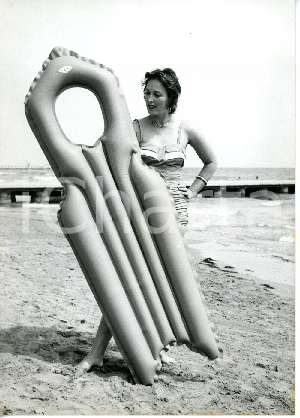 1959 MOSTRA DEL CINEMA DI VENEZIA L'attrice Klara LUCHKO sulla spiaggia del Lido